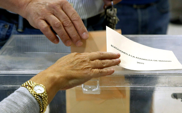 Foto de recurso de una urna en las elecciones a la Asamblea de Madrid
