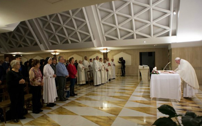 El Papa Francisco durante una Misa en la capilla de la Casa Santa Marta