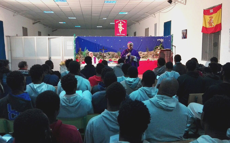 Monseñor Zornoza, en su Misa de Navidad con inmigrantes en el CIE de Tarifa