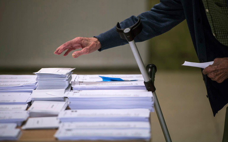Foto de recurso de una mesa con las papeletas electorales