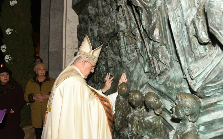 Osoro abriendo la Puerta de la Misericordia de la catedral de Santa María la Real de la Almudena