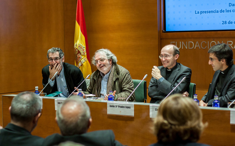 Javier Prades, el escritor Jon Juaristi, el director de la BAC Carlos Granados y el profesor de CSIC Juan José Gómez Cadenas, durante la presentación del libro