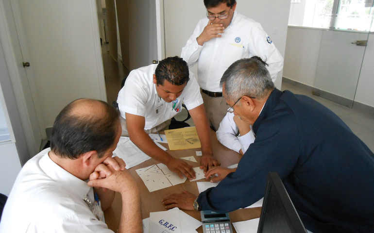 Los trabajadores de Autos de la Huasteca, durante uno de los talleres para la implantación del protocolo de responsabilidad social empresarial