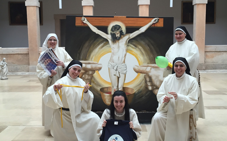 Las dominicas de Lerma, con sus trucos de magia. Sor Leticia, de pie a la derecha
