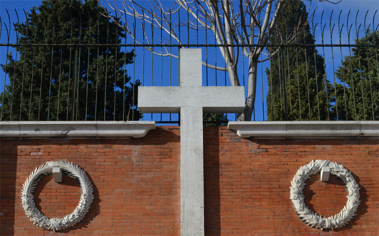 Monumento a los mártires en la Sacramental de San Isidro.