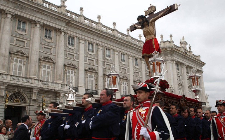 El Cristo de los Alabarderos durante una procesión