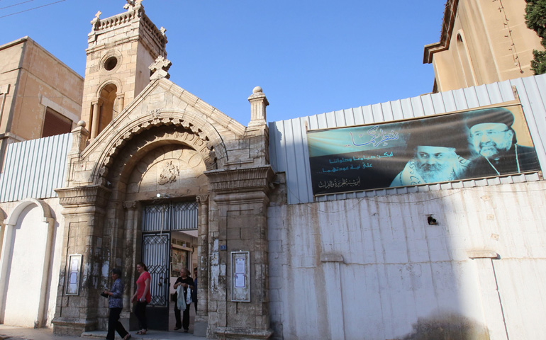 Fieles salen de una iglesia en Hasakeh, en Siria