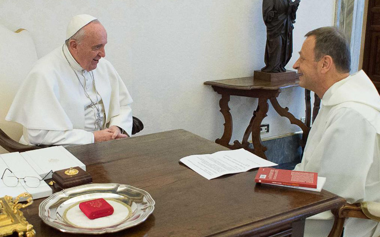 El Papa Francisco con el hermano Alois, prior de Taizé
