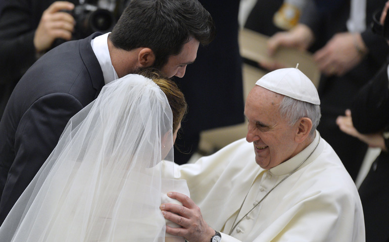 Francisco, junto a una joven pareja de recién casados, en el Vaticano