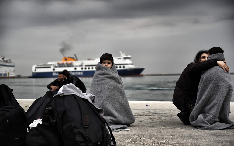 Refugiados en la isla de Lesbos esperan la llegada del Papa Francisco