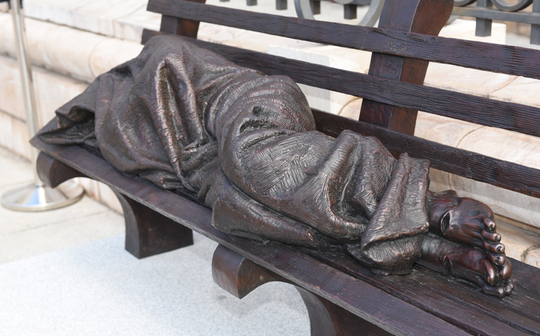 'Jesús desamparado', la escultura del canadiense Thimoty P. Schamalz colocada por la archidiócesis de Madrid en el recinto de la catedral de la Almudena
