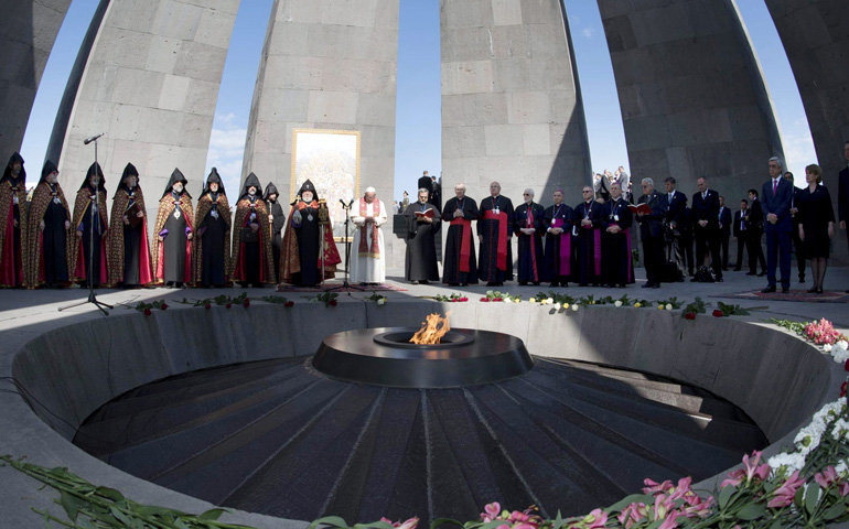 Visita al memorial de Tzitzenakaberd, en la capital, Ereván, donde se honra a las víctimas del genocidio armenio