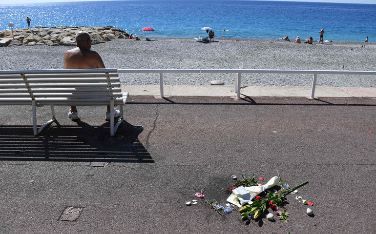 Unos disfrutan de la playa y otros viven el luto durante el fin de semana en una de las ciudades más turísticas de Francia