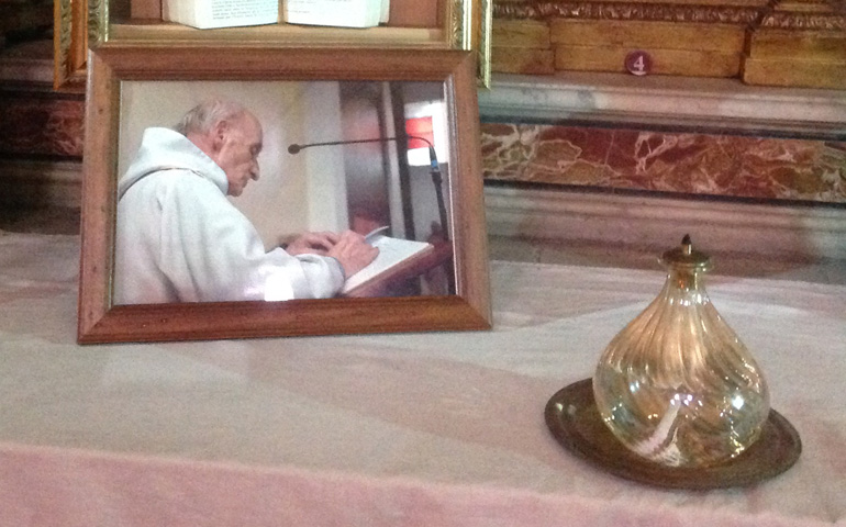 El breviario del padre Hamel sobre uno de los altares