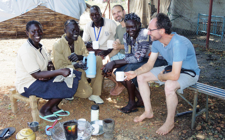 Los misioneros Alvar Sánchez (izquierda) y Pau Vidal en un campo de refugiados de Maban (Sudán del Sur)