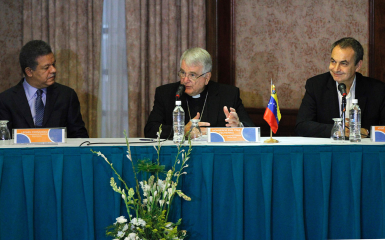 Monseñor Emil Paul Tserrig con el expresidente de la República Dominicana Leonel Fernández y el expresidente español Rodríguez Zapatero, este lunes en Caracas