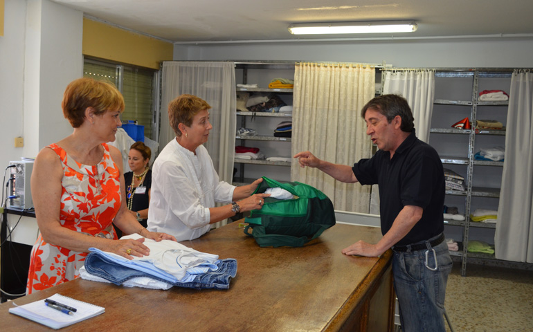 Ángeles y otra voluntaria, en el ropero.