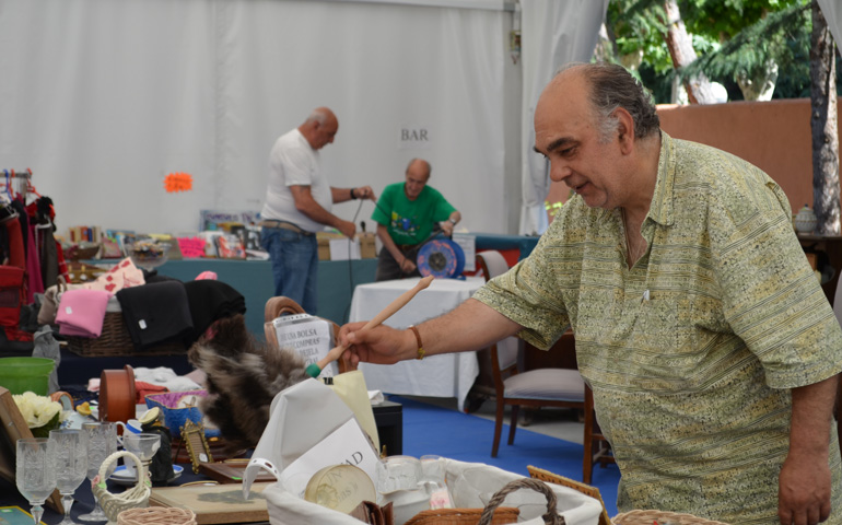 Mendi limpia el mercadillo.