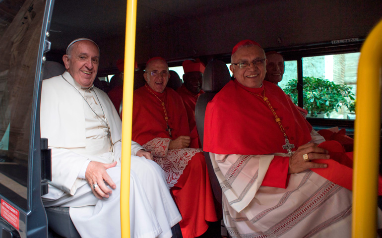 El Papa Francisco en el autobus con los cardenales
