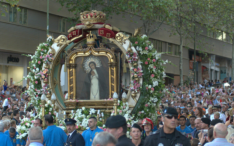 La Virgen de la Paloma durante su procesión del 15 de agosto
