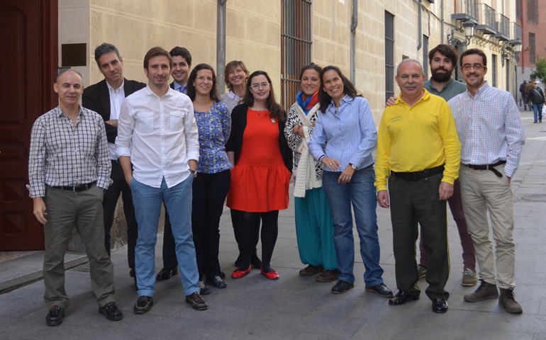 Todo el equipo de 'Alfa y Omega' en la puerta de nuestra redacción, en la madrileña calle La Pasa