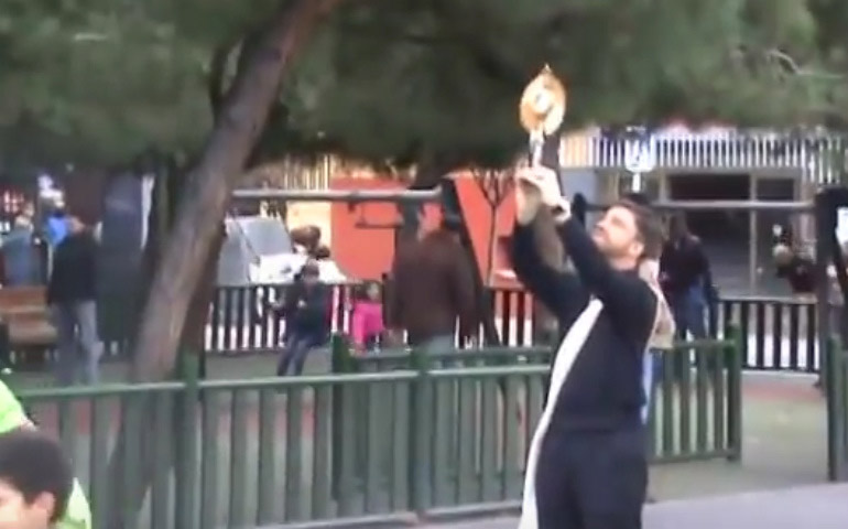 Daniel con el Santísimo en alto en la primera acción evangelizadora de la parroquia
