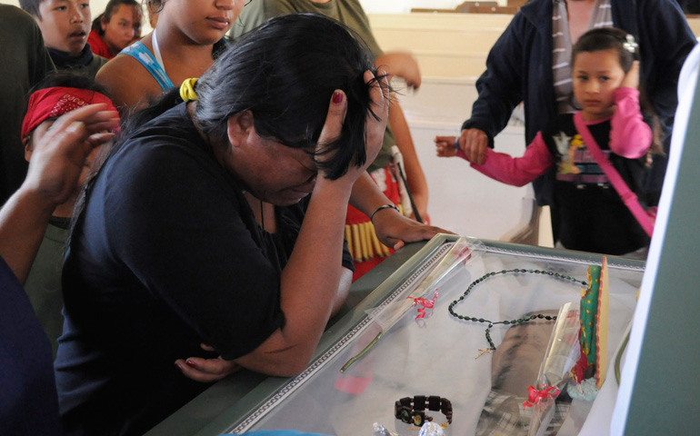 Amigos y familiares lloran a una víctima de la violencia en Ciudad Juárez