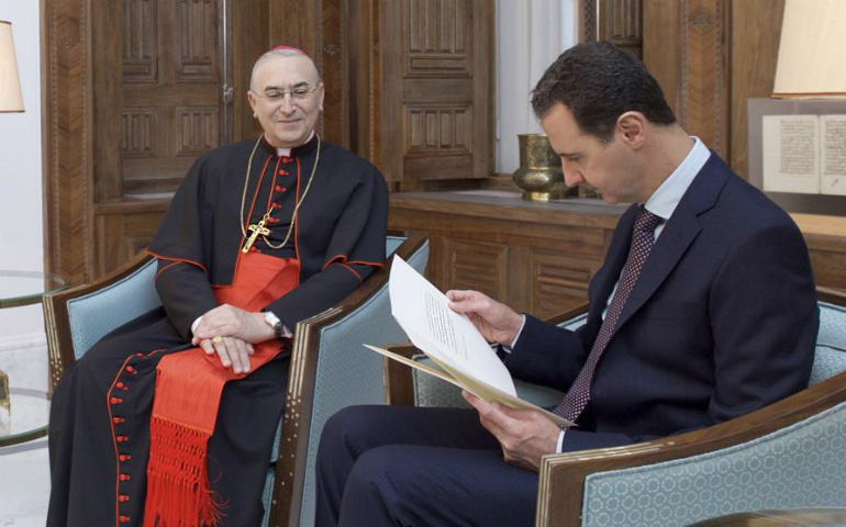 El Asad con la carta que le ha entregado el cardenal Mario Zenari de parte del Papa