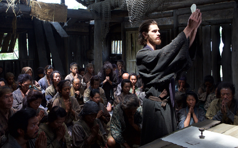 El actor Andrew Garfield, que interpreta al padre Rodrigues, celebra la Eucaristía con los cristianos japoneses
