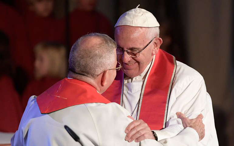 El Papa y el presidente de la Federación Luterana Mundial en la catedral Luterana de Lund, en ocasión de la oración ecuménica