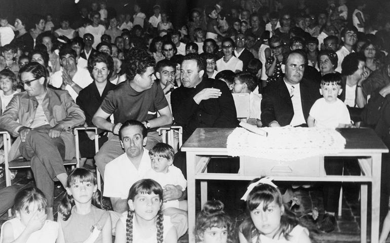 El padre Jacobo, en el centro de la imagen con sotana, en una actividad del colegio