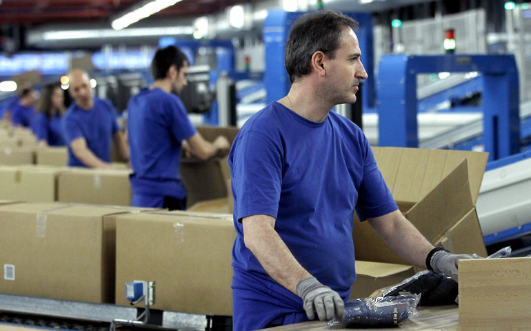 Foto de recurso de operarios de una fábrica