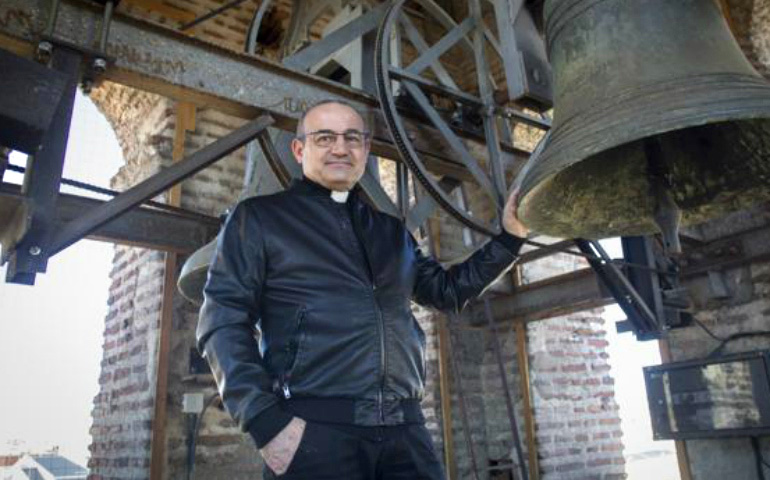 Ignacio Torres, párroco de la iglesia de Nuestra Señora de la Asunción, en Móstoles, en la torre del campanario