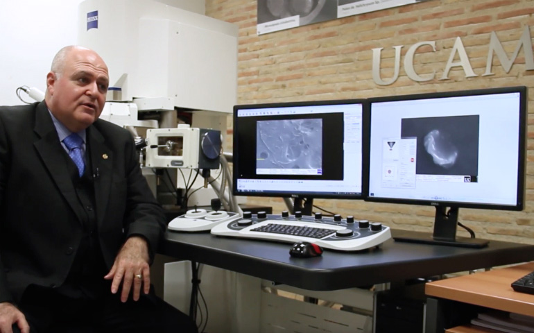 El investigador Alfonso Sánchez Hermosilla junto al microscopio electrónico de barrido de la Universidad Católica de Murcia (UCAM)