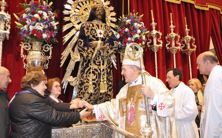 El cardenal Osoro saluda a los fieles tras la Misa del viernes en la basílica del Cristo de Medinaceli