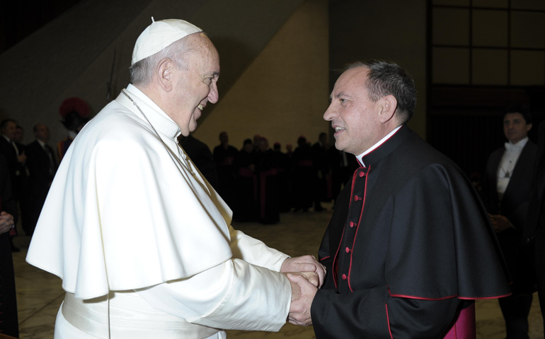 Monseñor Abilio Martínez saluda al Papa el 25 de enero