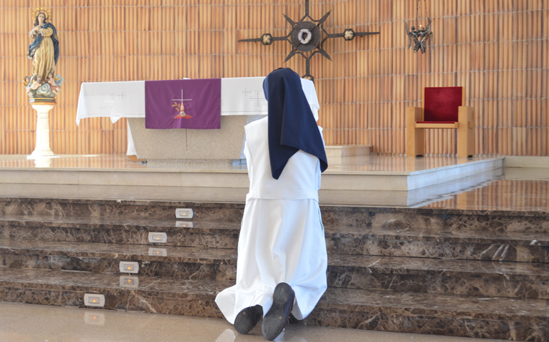 Madre Claudia, ante el sagrario