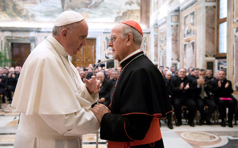 El Papa saluda el sábado al cardenal Blázquez, al frente de la delegación del Colegio Español