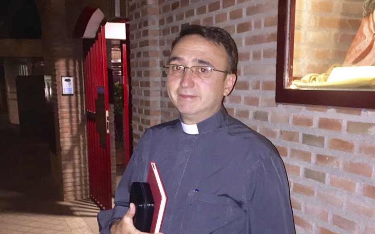Fran Cañestro, con el Ritual y los santos óleos, a la puerta de la parroquia.