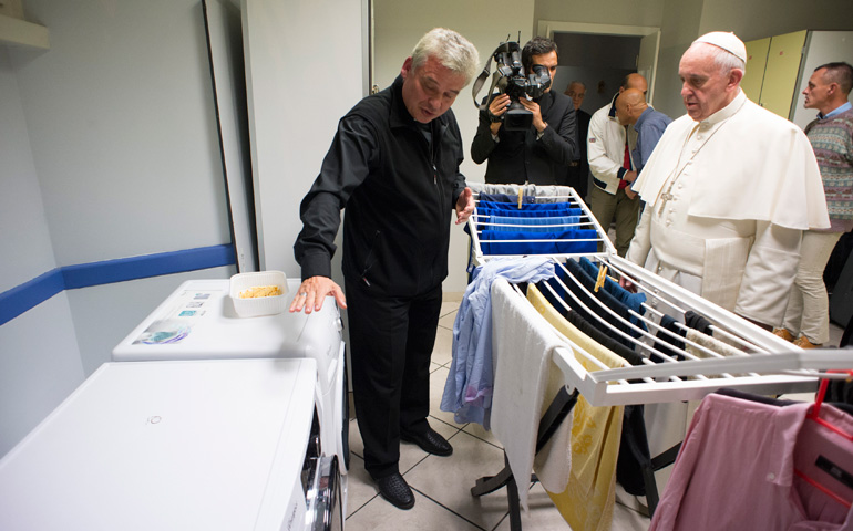 El Papa Francisco, junto al Limosnero, en la lavandería del nuevo albergue para la gente sin hogar del Vaticano, el 15 de octubre de 2015