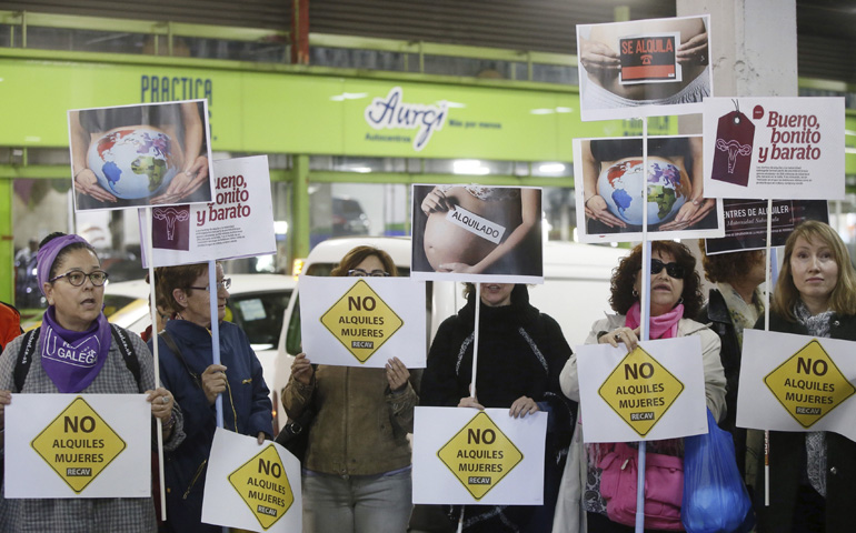 Manifestación contra la feria de vientres de alquiler Surrofair, el 6 de mayo en Madrid