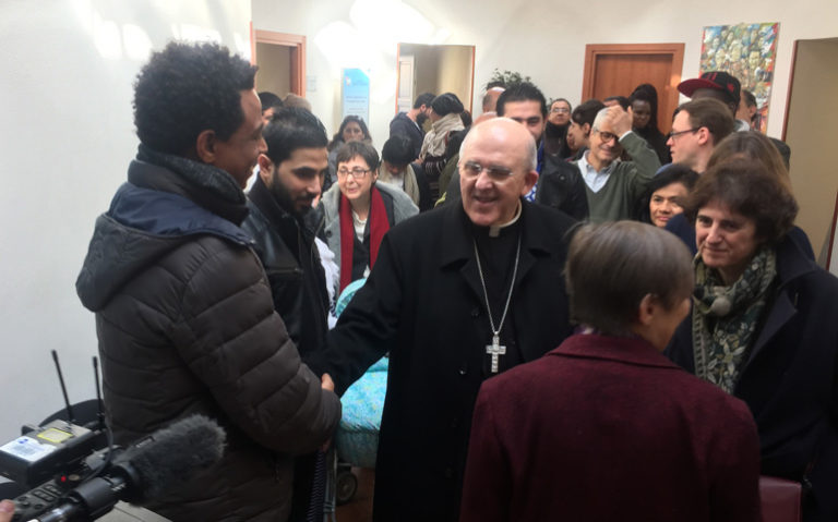 El cardenal de Madrid y Tíscar Espigares (derecha) con refugiados en un local de la Comunidad de Sant’Egidio en Roma