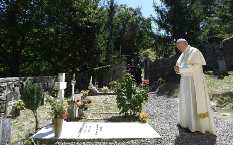 El Papa Francisco delante de la tumba de Milani, el 20 de junio de 2017