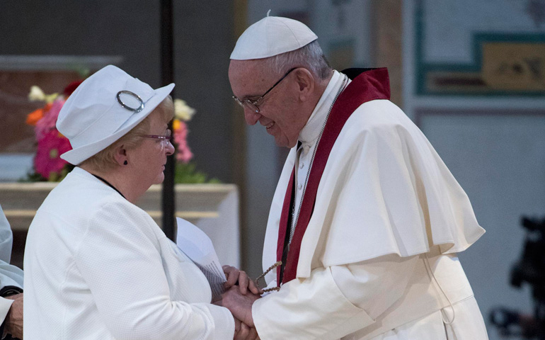 Roselyne, la hermana del padre Jacques Hamel, junto al Papa Francisco