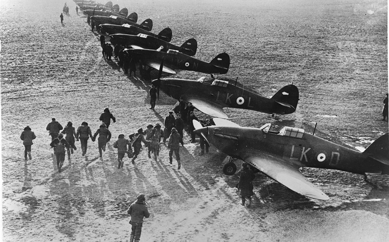 Pilotos ingleses corren hacia sus cazas en un aeródromo de Inglaterra para luchar contra la fuerza aérea alemana. 