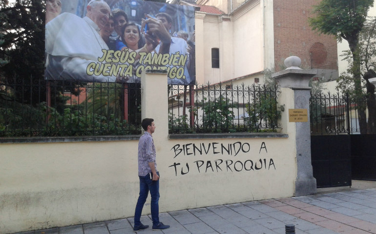 Cristian ante la parroquia en la que hoy recibirá los sacramentos de iniciación cristiana