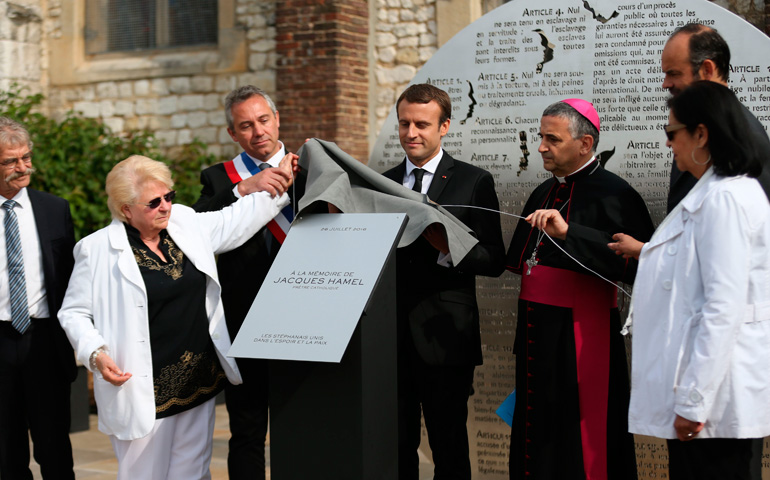 La hermana de Jacques Hamel, Roselyne, durante la inauguración de una placa en honor a su hermano junto al presidente de Francia, Emmanuel Macron, el alcalde de Saint-Etienne-du-Rouvray y Dominque Lebrun, arzobispo de Rouen, el 26 de julio de 2017
