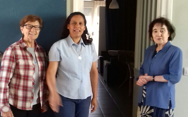 Reyes, Fabiola y Teresa con la puerta de su vivienda abierta