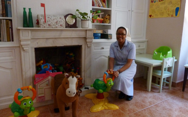Felicia en el salón del Hogar Santa Bárbara, con los juguetes de los niños