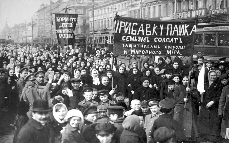 Manifestación de los trabajadores de la fábrica Putilov y sus familias, en San Petersburgo el 8 de marzo de 1917